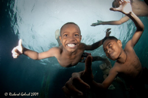 Airborei Jetty-Raja Ampat-local kids diving with us.Canon... by Richard Goluch 